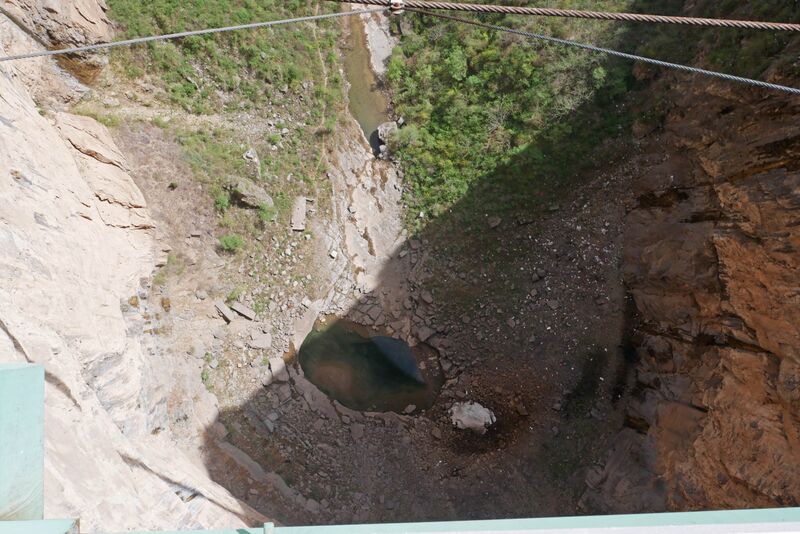 File:Tianjishan FootbridgePondDrop.JPG