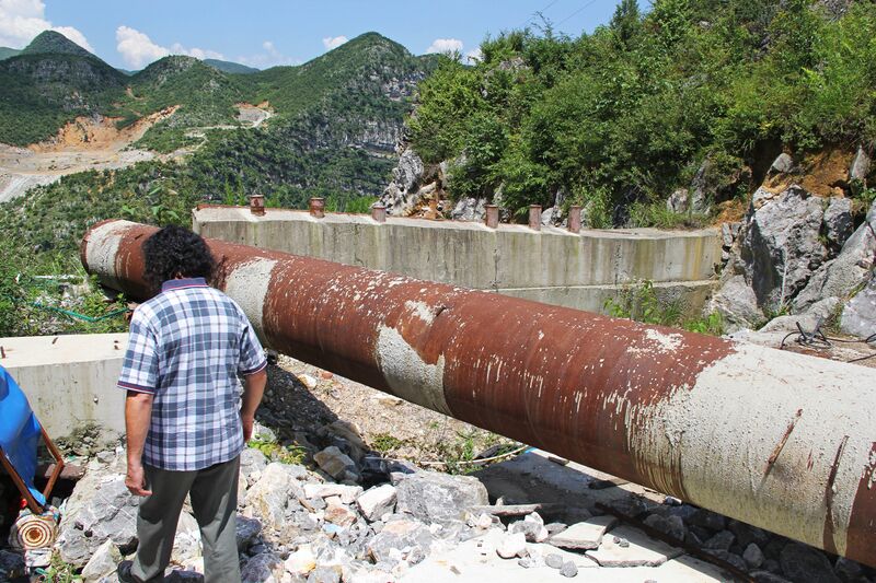 File:DimuheFootbridgeAnchorRemains.jpg