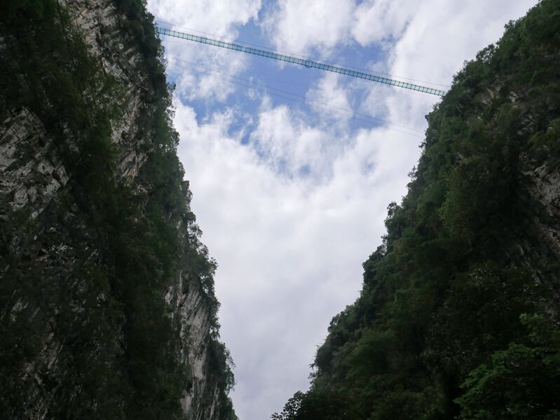 File:NizhuheCanyonFootbridgeHighAbove.JPG