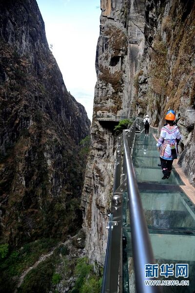 File:Shimenguan glass cliffwalk 12.jpg