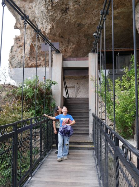 File:FangdongYandangGlassTowerGirl.JPG