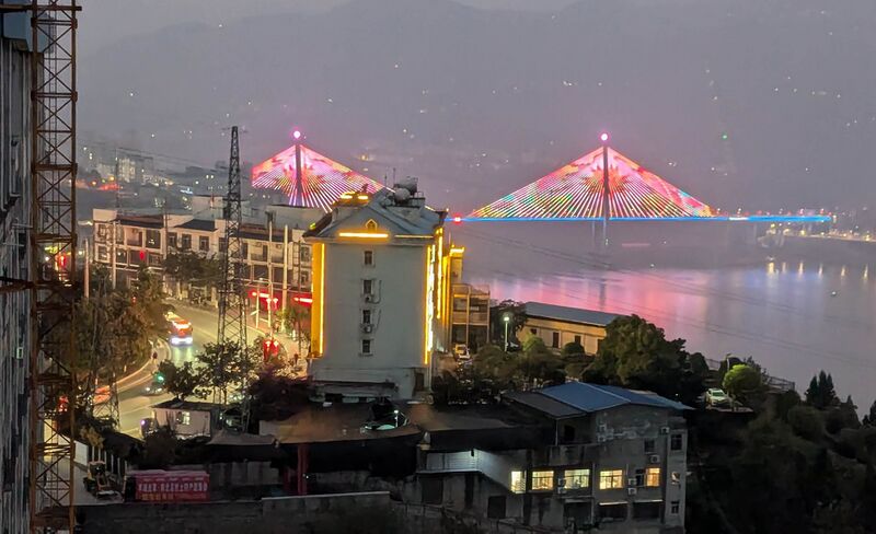 File:BadongYangtzeNightCables.jpg