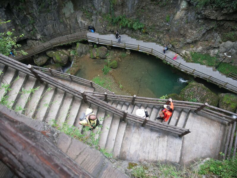 File:NizhuheCanyonStairsZigzag.JPG
