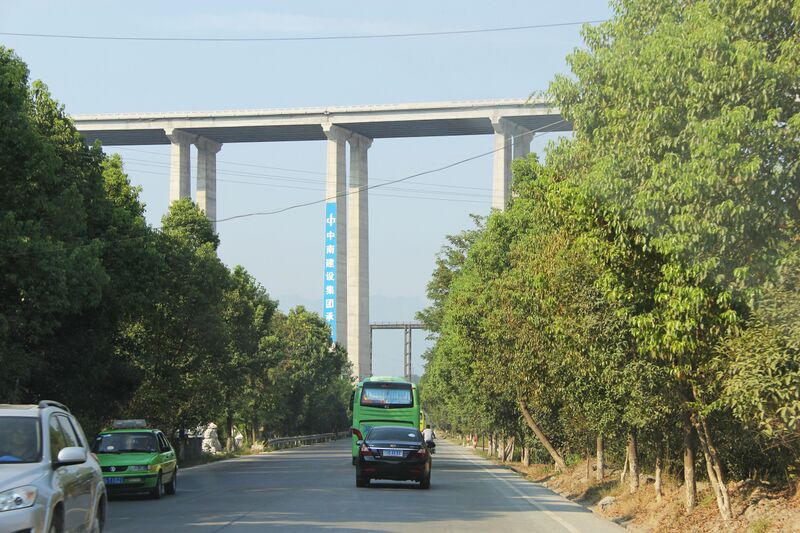 File:ZhangjiajieCityHighwayLonglens.jpg