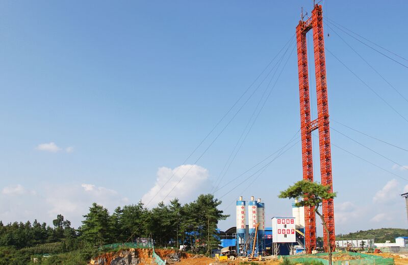 File:LuojiaoheRailwayEastTower.jpg