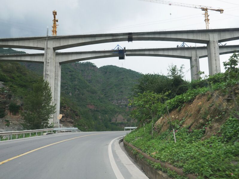 File:Meiguhe1BridgeRoad.JPG