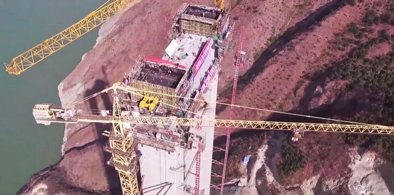 File:DaduheLudingTowerTopCrane.jpg