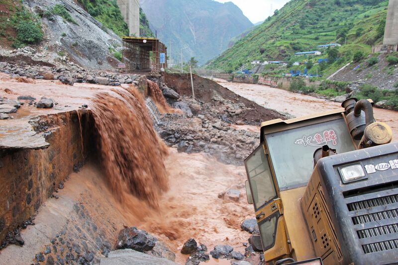 File:NiulanjiangNewG85BeamWaterfallMud.jpg