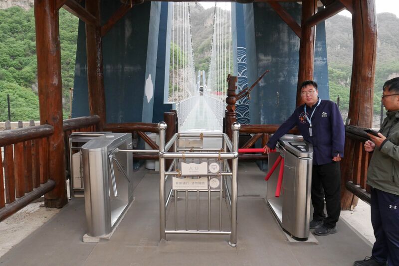 File:Yunqiushan GlassEntryFront.JPG