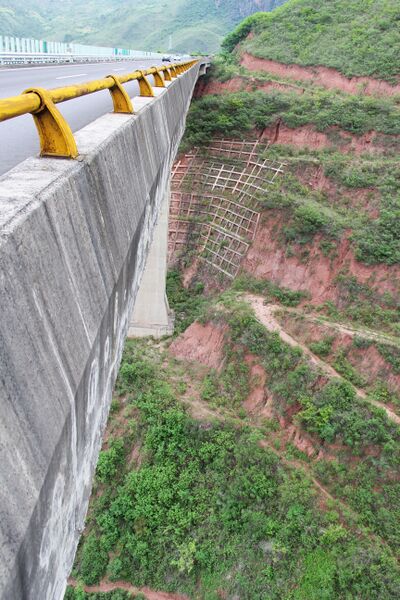 File:Yunnan106mtrHG56StraightBeamKm539Slope.jpg