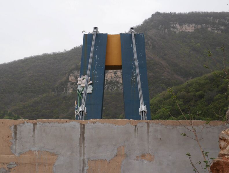 File:Yunqiushan GlassAnchor.JPG
