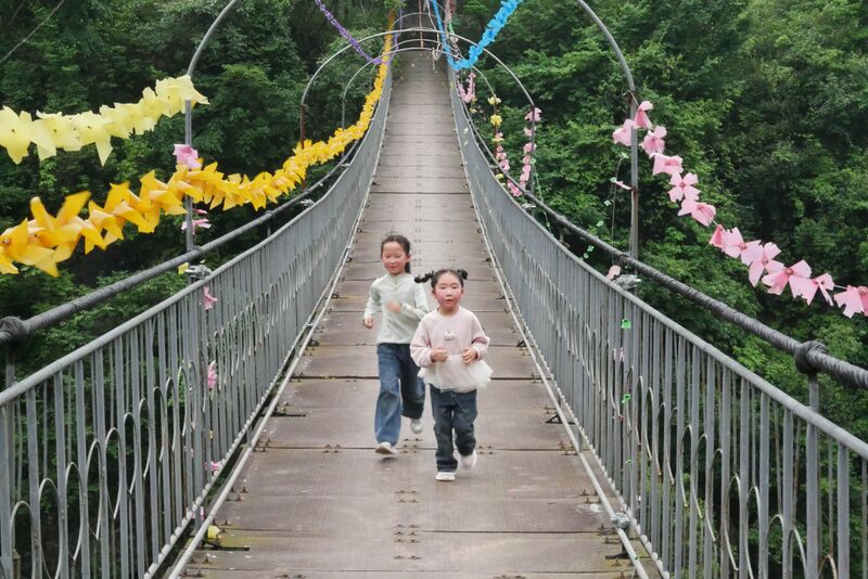 File:Tongzi FootbridgeGirls.JPG
