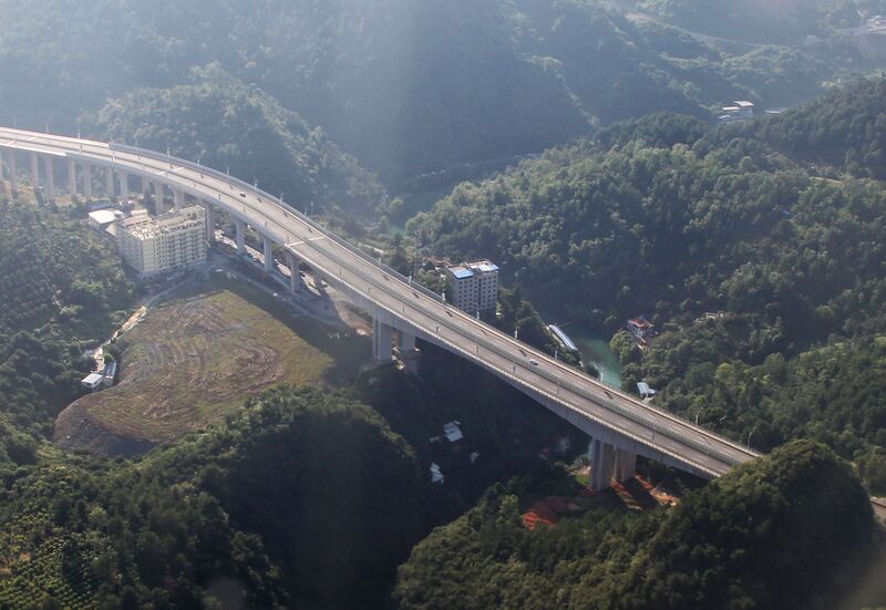 File:QingrenguBridge827mtrLong.jpg