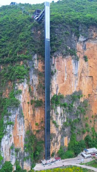 File:YunjianGlassElevatorBlack.jpg