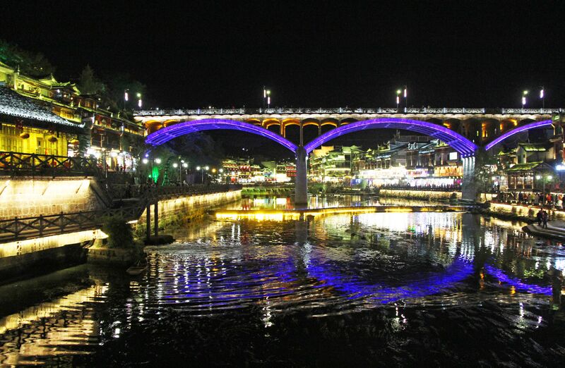 File:107FenghuangBridgesNightByEric.jpg