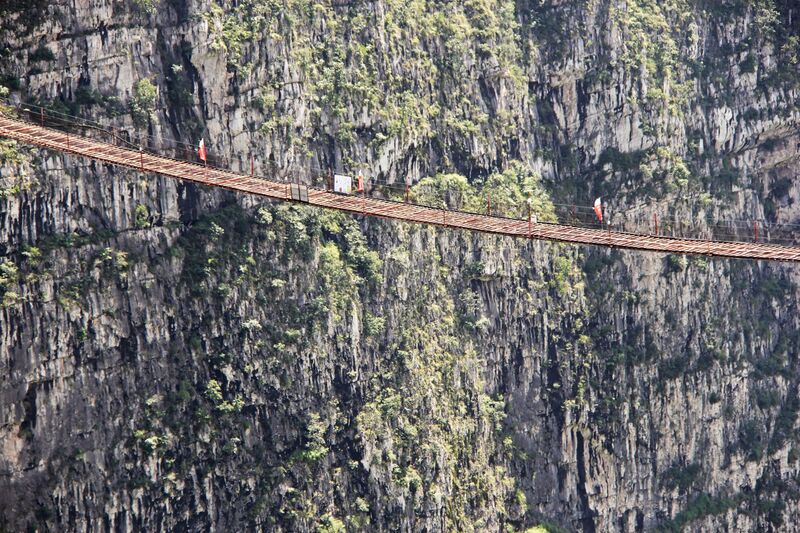 File:DimuheFootbridgeCliffsLonglens.jpg