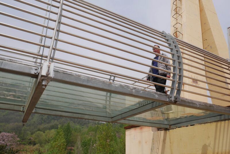 File:JiaodingshanGlassRailingRods.JPG