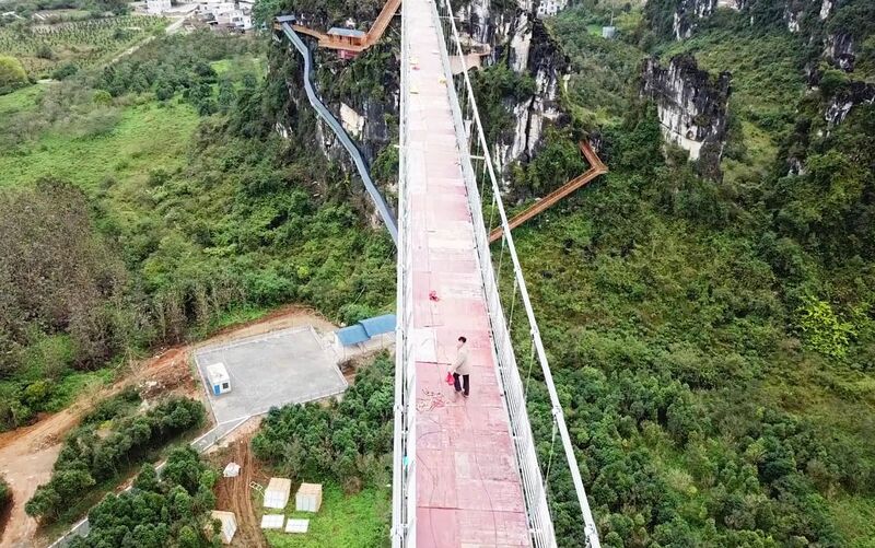 File:Longguwan GlassDroneMan.jpg