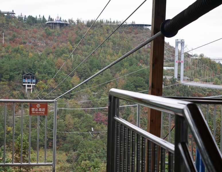 File:XianrenjieGondolaWires.JPG