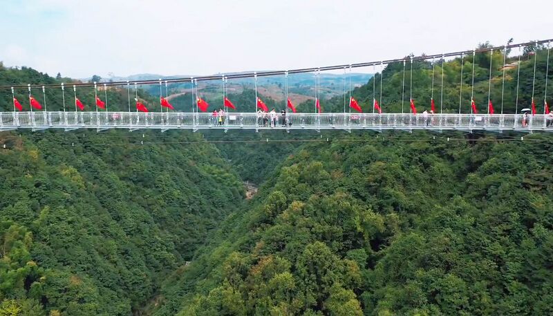 File:Danshanchishui Glass FlagsSide.jpg