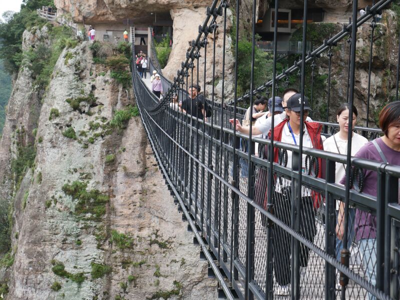 File:FangdongYandangGlassFootbridgeEdgeLonglens.JPG