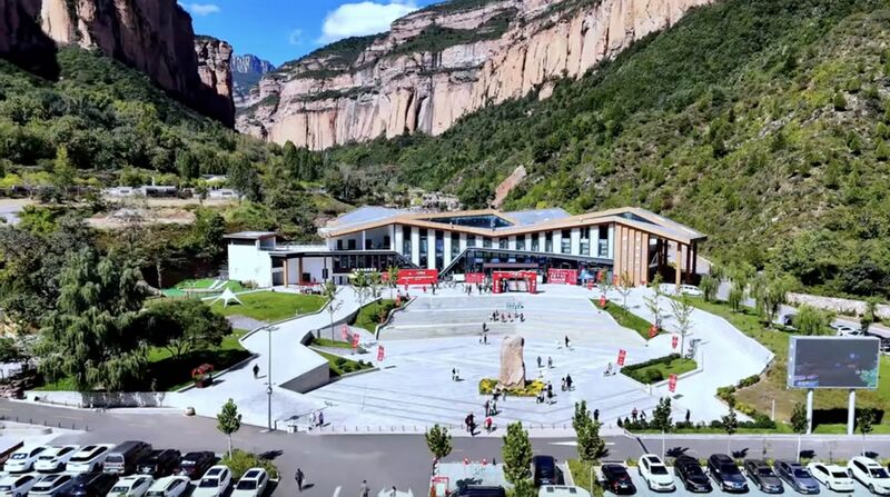 File:HuangyadongVisitorsCenter.jpg