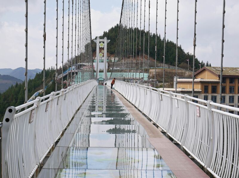 File:Liupanshui MeihuashanGlassLonglens.JPG