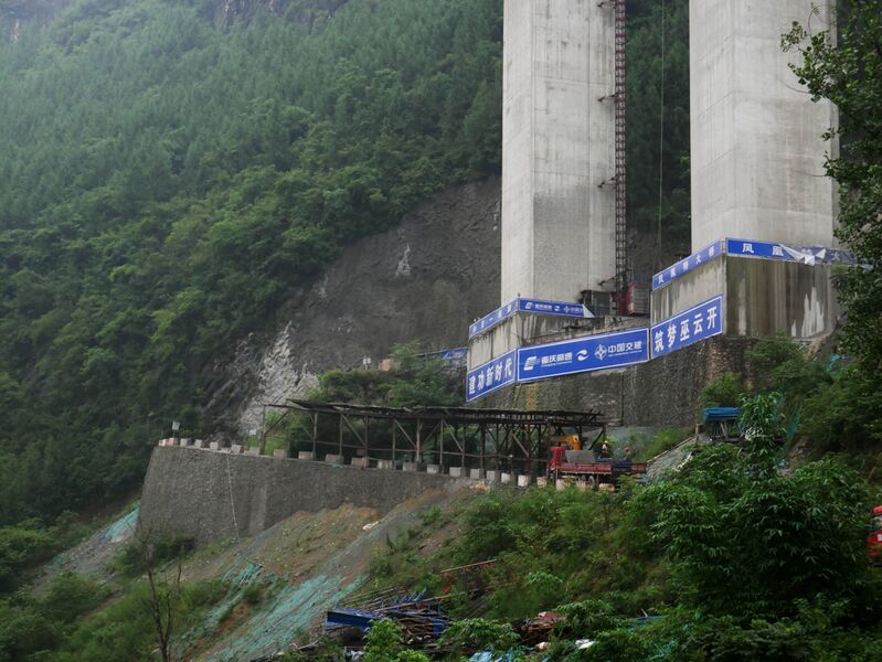 File:Fenghuang Bridge WuyunkaiPierBottom.JPG
