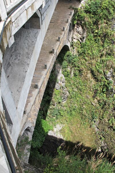 File:TiesuoArchesDown.JPG