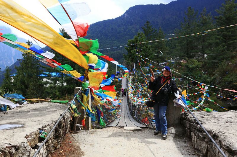 File:JipuFootbridgeFlags4.jpg