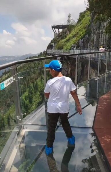 File:LaoyinshanWalkwayBoy.jpg