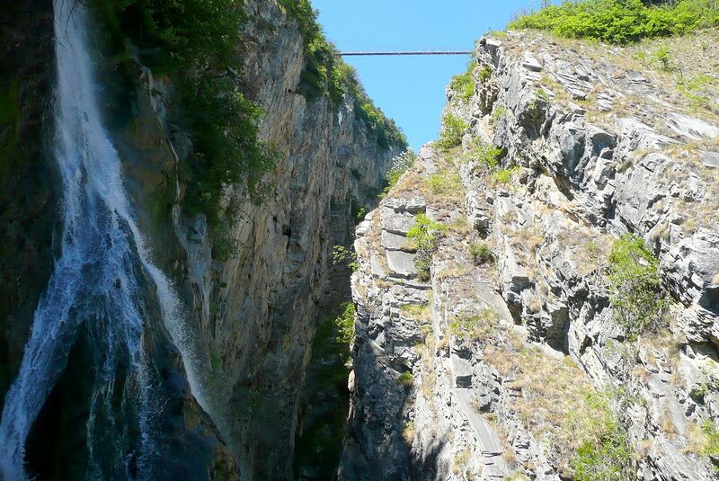 File:Passerelle à Farinet Waterfall.jpg