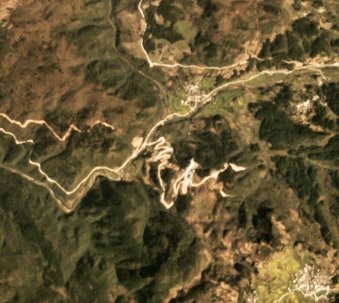File:TongziyuanRailwaySatellite.jpg