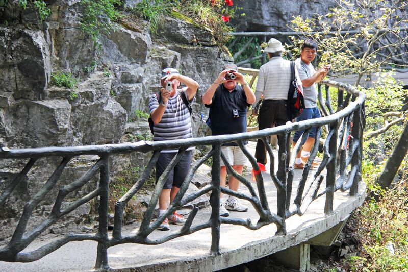 File:111TianmenMountainCliffwalkMorrisonChen.jpg