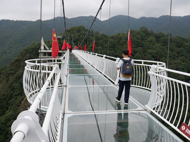 File:Lianghuangshan GlassOverlookEdge.JPG