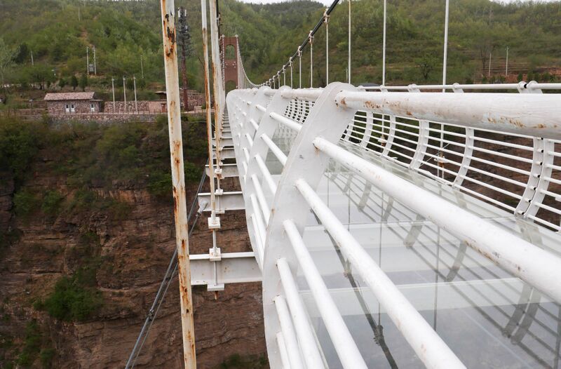 File:Taihang GlassFootbridgeEdge.JPG
