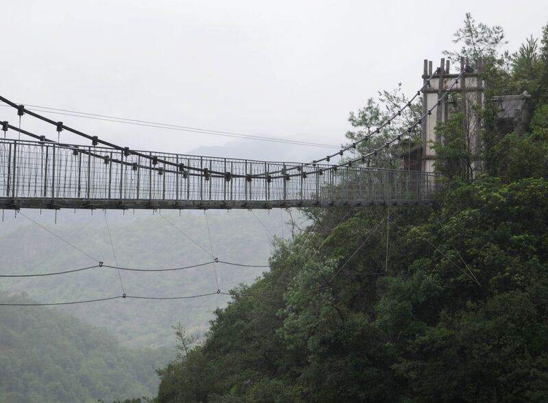 File:YaxiakuGlassFootbridgeWhiteSky.JPG