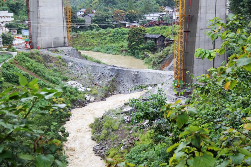 File:GuanyinqiaoRailway96mtr&80mtrRiver.jpg