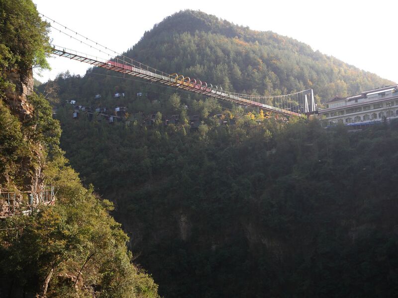 File:Yunzhiduan Glass FootbridgeBungalows2.JPG