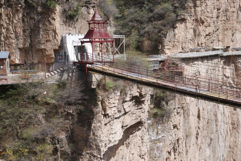 File:Tianjishan FootbridgeCoverEnd.JPG