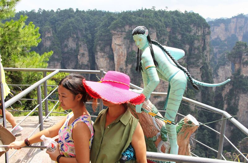 File:182ZhangjiajieParkFootbridgeCharacter.jpg