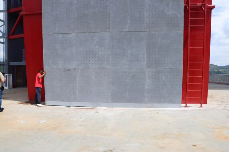 File:LongliClimbingWallByGaryC.JPG