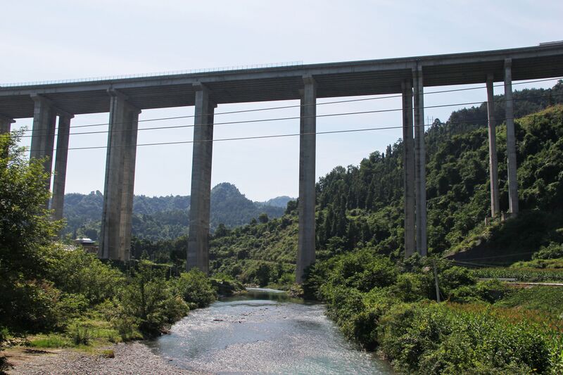 File:Shijiazhai86mtrHRiver.JPG