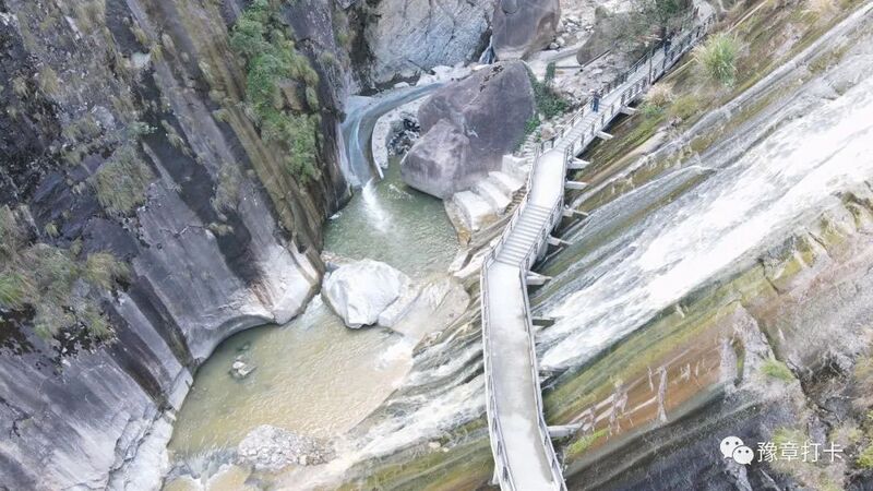File:WangxianguFootbridgeWaterfall.jpg