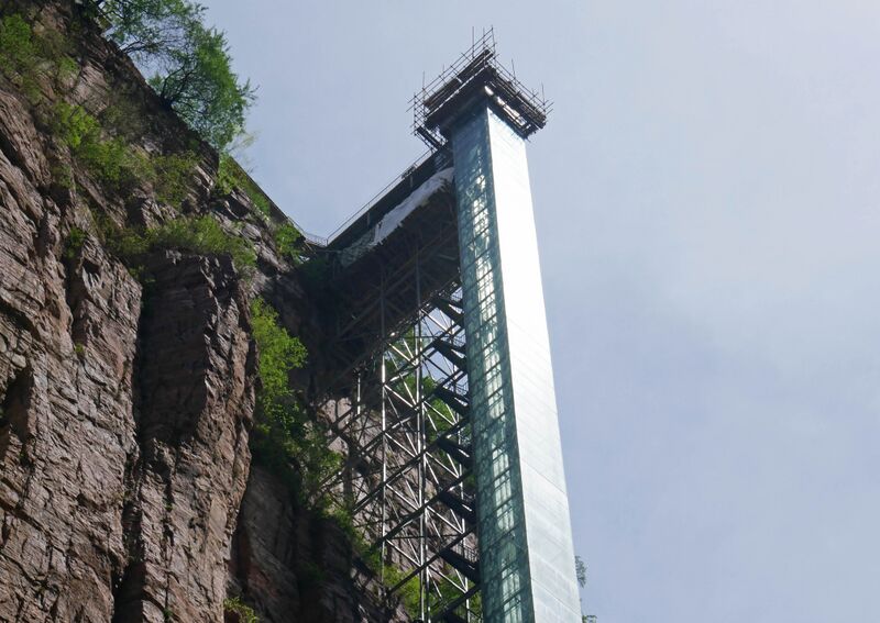 File:Baligou ScenicElevatorSmallLonglensSky.JPG