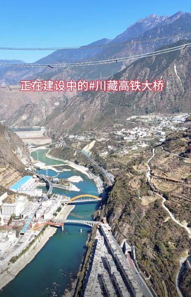 File:Daduhe Railway Bridge ChuanzangValleyCables.jpg