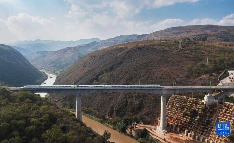 File:Nanpanjiang Railway Bridge MimengTrain2.jpg