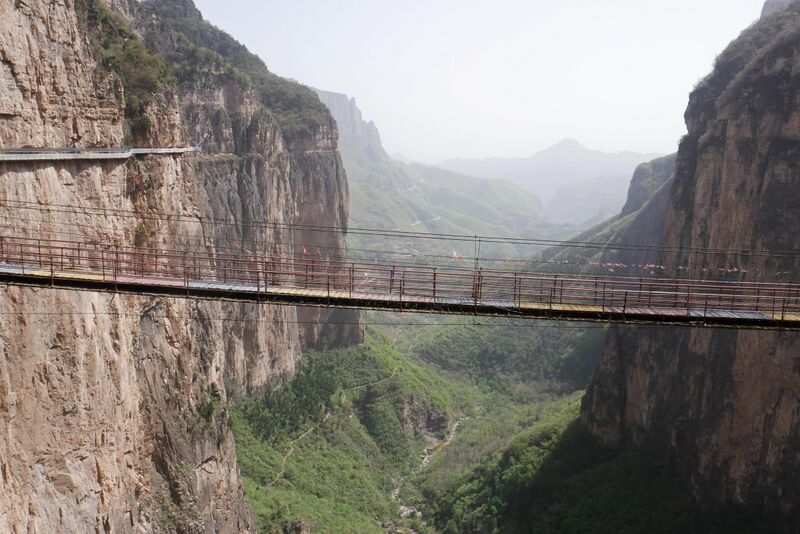 File:Tianjishan FootbridgeRailingEdgeOld.JPG