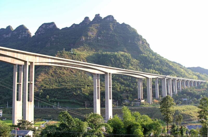 File:WayyaobaoG65ViaductNearQianjiangWidePiers.jpg