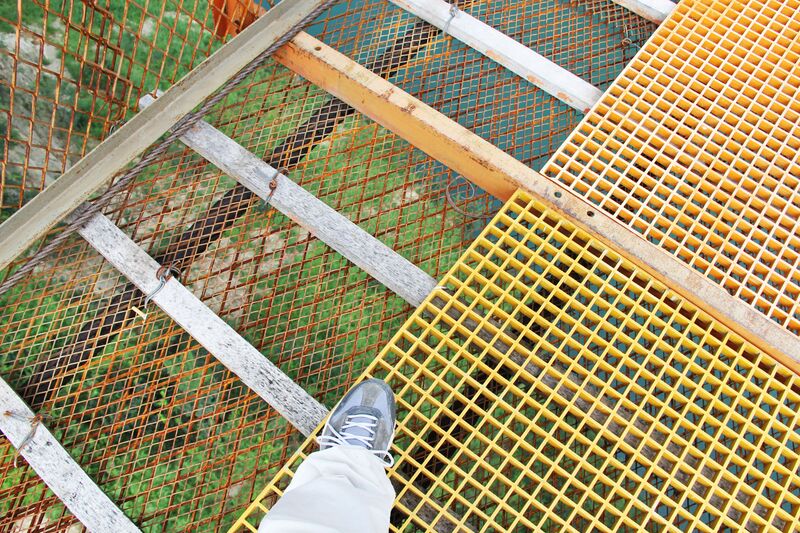 File:YachiRailwayFootbridgeMesh.jpg